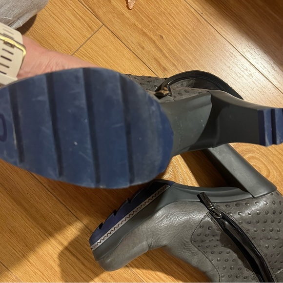 Grey high heals boots. - Picture 4 of 4